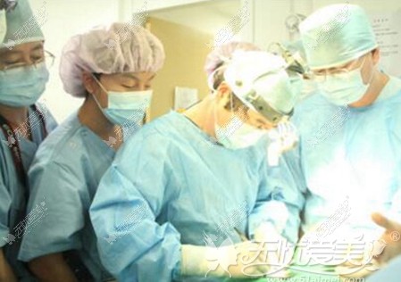 张建文与各整形美容医师进行临床研修